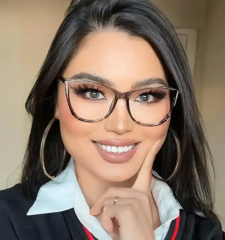 a lady wearing cat eye glasses