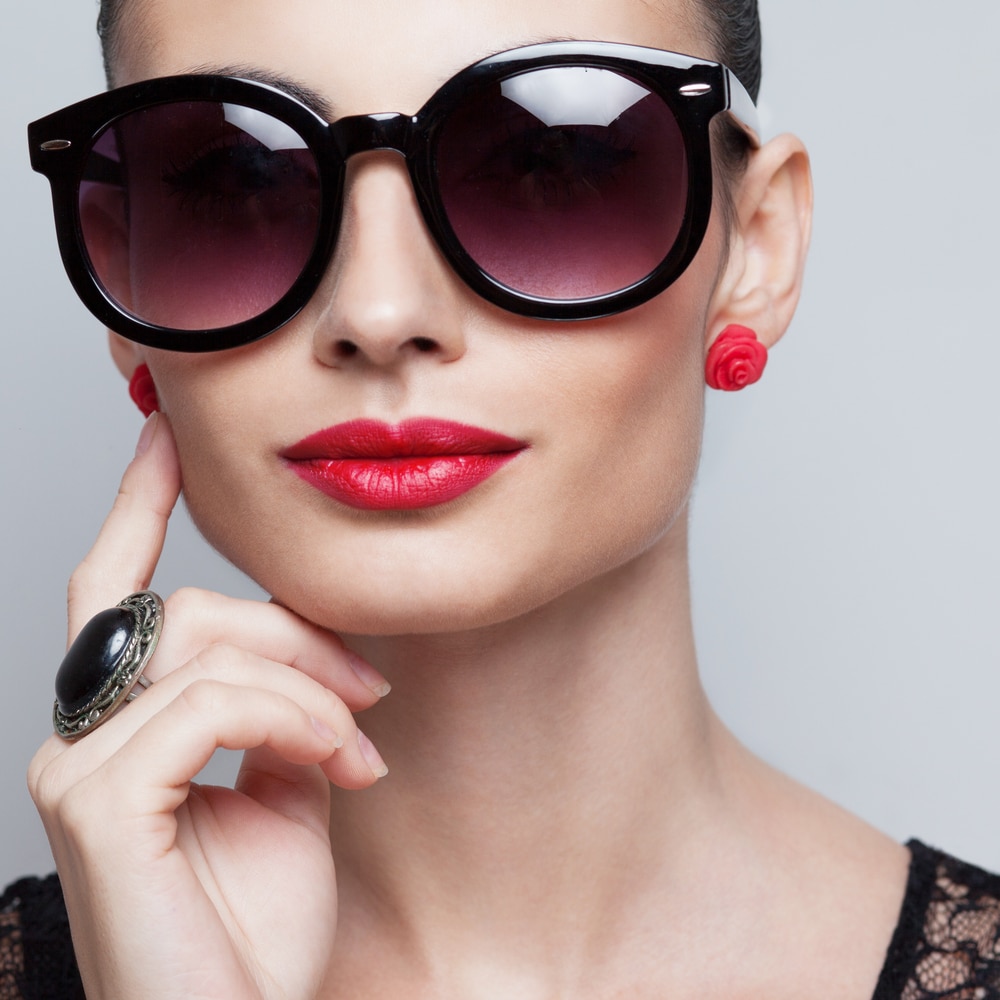 a lady with square face in big rounded sunglasses